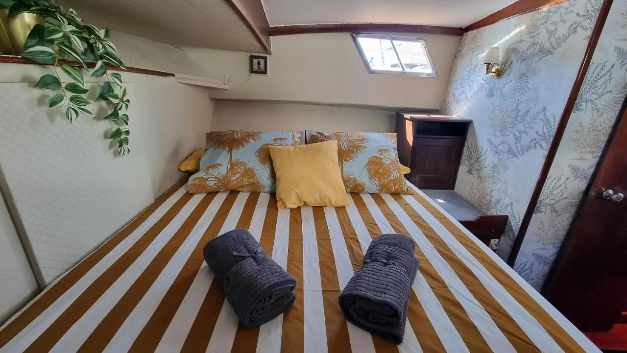 Charming Boat House In Barcelona With Big Terrace And Solarium Hotel Sant Adria de Besos