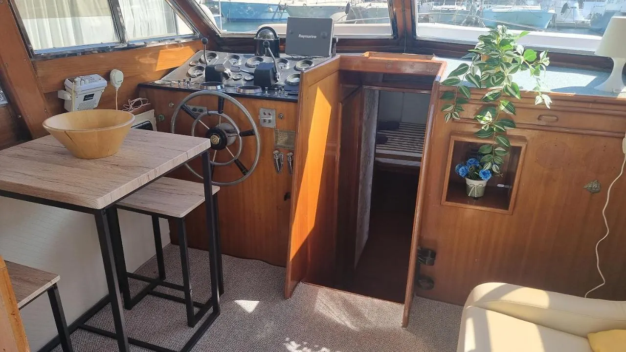 Botel Charming Boat House In Barcelona With Big Terrace And Solarium Hotel Sant Adria de Besos