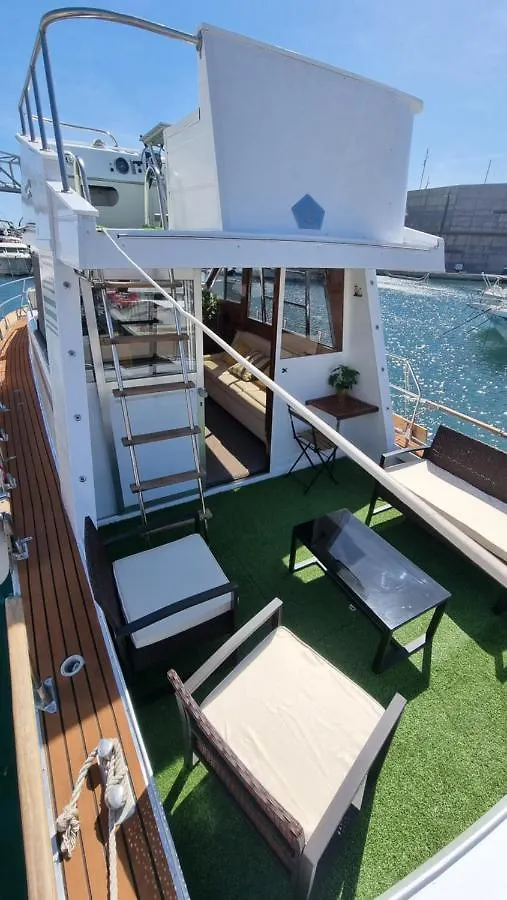 Charming Boat House In Barcelona With Big Terrace And Solarium contacts
